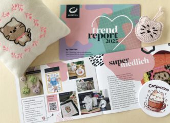zu sehen ist der Creativa Trendreport 2025 - einmal das Cover und einmal aufgeschlagen und die Trendseiten zu "super niedlich" sind zu sehen sowie ein paar niedliche DIY-Projekte