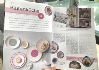 zu sehen ist das aufgeschlagene Magazin mit dem Artikel über Blütenküche