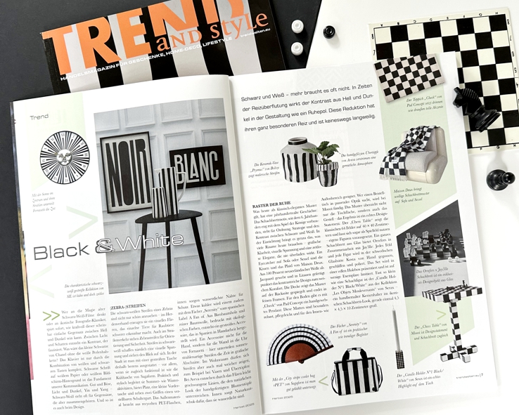 Beitrag im Fachmagazin Trend and Style Ausgabe 3/2025, mit aufgeschlagenem Artikel sichtbar und einen kleinen Schachbrett daneben als Dekoration