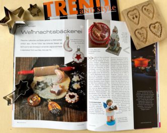 Beitrag im Fachmagazin Trend and Style Ausgabe 3/2025, mit aufgeschlagenem Artikel sichtbar und ein paar Plätzchenformen daneben als Dekoration