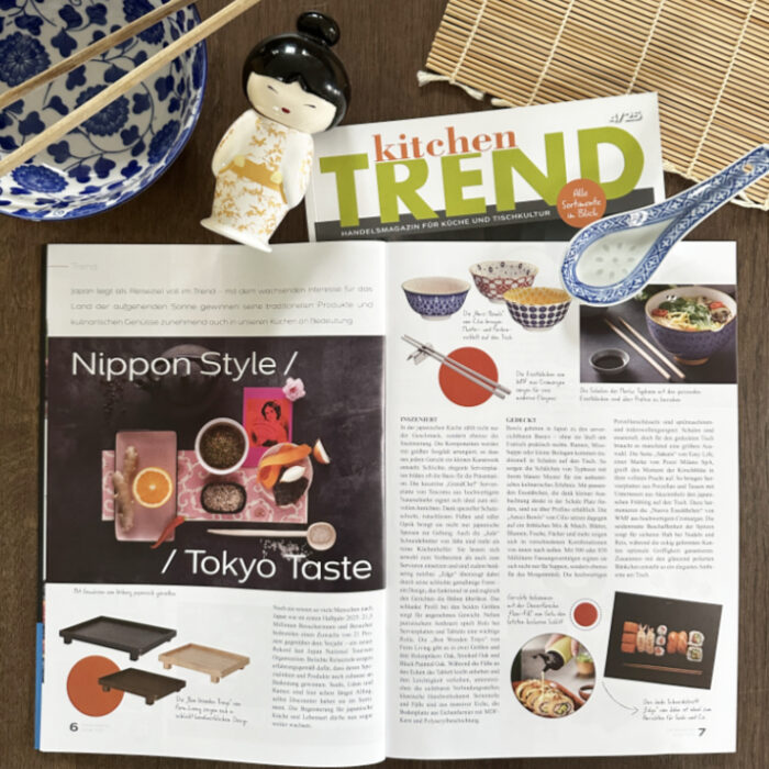 das aufgeschlagene Magazin mit dem Artikel sichtbar umgeben von ein paar japanischen Küchenutensilien