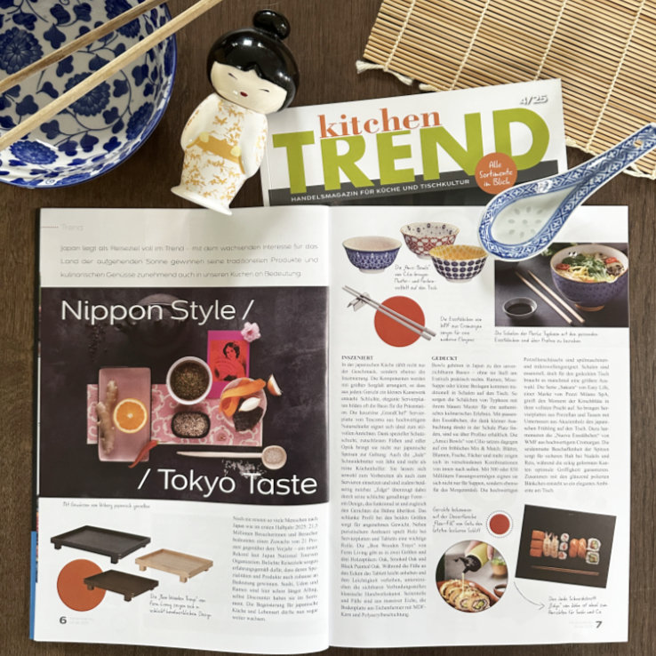 das aufgeschlagene Magazin mit dem Artikel sichtbar umgeben von ein paar japanischen Küchenutensilien
