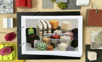 das Trendbook ist zu sehen umgeben von ein paar Materialien