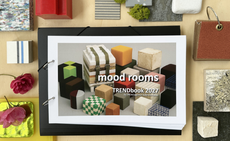 das Trendbook ist zu sehen umgeben von ein paar Materialien