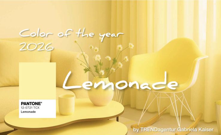 zu sehen sind Stuhl, Tisch, Vorhang und Vase in einem hellen Gelb